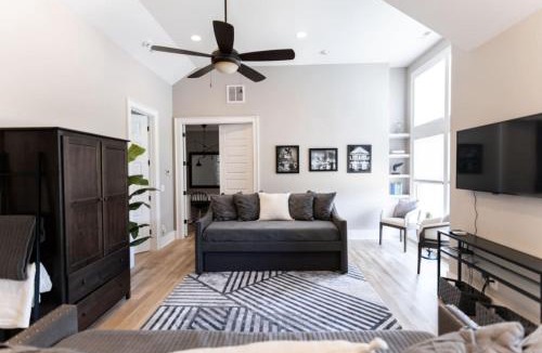 Eastwood House | Large Grand East Nash 4Br Hot Tub