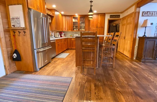 Blowing Rock Cabin | Large Log Cabin ON APP SKIMTN, HotTub, Pool Table, Kayaks, LOCATION! 100+reviews