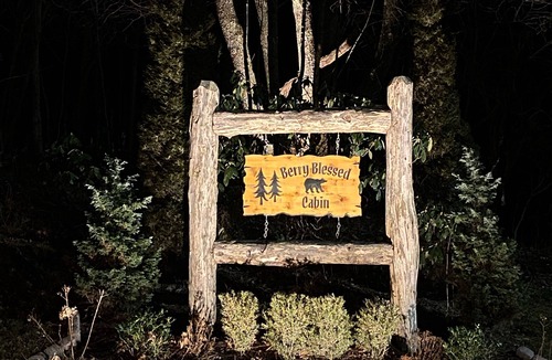 Blowing Rock Cabin | Large Log Cabin ON APP SKIMTN, HotTub, Pool Table, Kayaks, LOCATION! 100+reviews