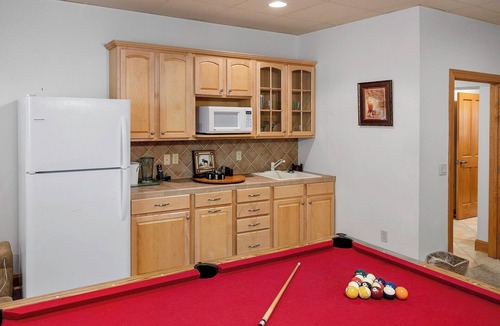 Whittier Condo | Large & Luxurious Condo in Smoky Mountain Country Club with Washer & Dryer!