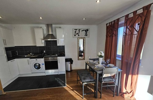 Bristol Floating Harbour Apartment | Large, modern 2 bed apartment with parking,walking distance to the city center