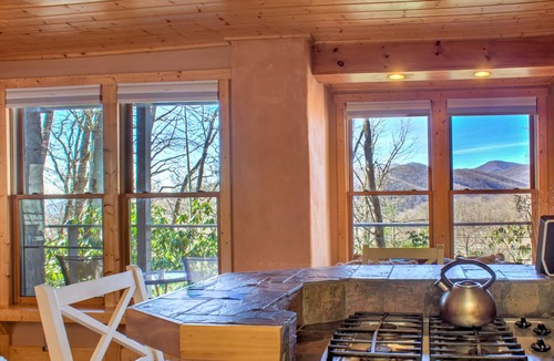 Swannanoa Apartment | Large Mountain Views Hiking 25Mins to DT A-Ville Nature Emersion Deck