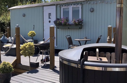 Sway Cabin | Large New Forest Shepherds Hut and Scandinavian Hot Tub with hydro massager