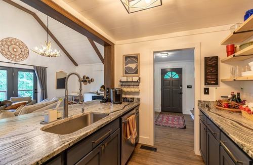 Newland House | Lark Hollow - Pet Friendly Cottage with Hot Tub near Banner Elk