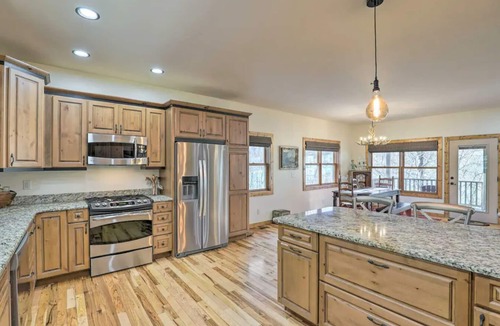 Mars Hill House | Laurel Creek Lodge-Hot Tub & Creek Access-25 Miles to Asheville