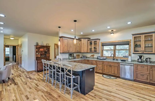 Mars Hill House | Laurel Creek Lodge-Hot Tub & Creek Access-25 Miles to Asheville