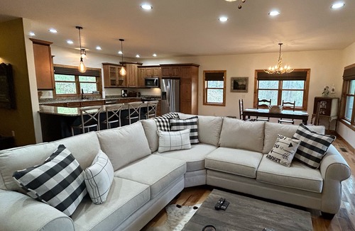 Mars Hill House | Laurel Creek Lodge-Hot Tub & Creek Access-25 Miles to Asheville