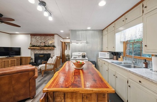 Newland Cottage | Laurel Thicket Cottage nestled in the north edge of Linville Gorge
