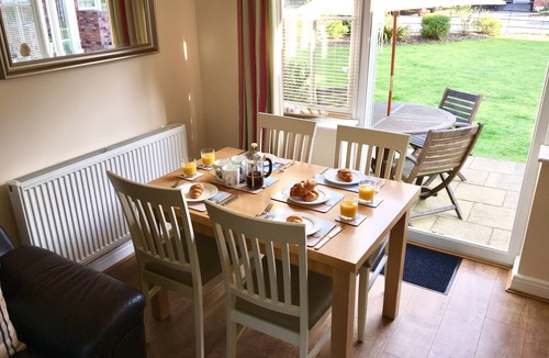 Hunmanby Cottage | Lavender Cottage, WiFi, holiday complex, Leisure facilities, direct beach access
