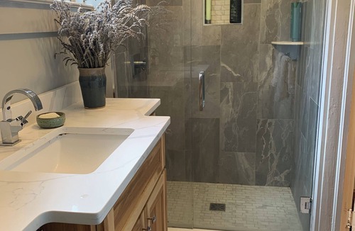 Lynn Bed & Breakfast | Lavender Hill has a Saltwater Pool, walkable to town & Private patio entrance