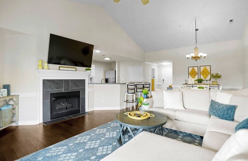 Cornelius Condo | Lavish Lake Lounge by SoCharm | 3rd Fl Waterfront Condo - 3Bed/2Bath Cornelius
