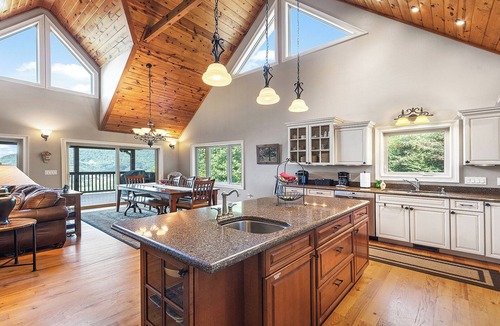 Waynesville House | Layered Mtn Views, Privacy, Firepit, HOT TUB, High Speed Wifi, Game Room.