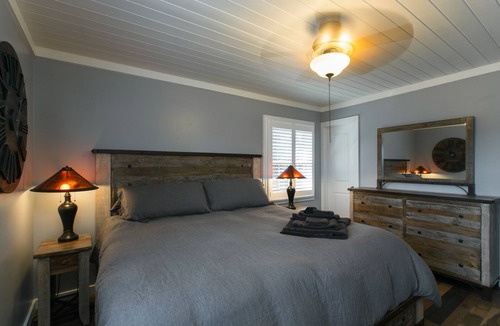 Bent Creek House | 🐻 Lazy Bear 5 Mins BRP, 12 mins DT AVL, 2 Fireplaces, Firepit🔥, fenced in yard