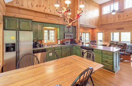 Jefferson Cabin | Lazy Dog Log Cabin, Hot Tub, Fishing Lake, New River Access, Foosball