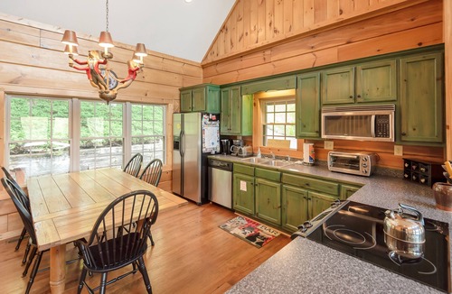 Jefferson Cabin | Lazy Dog Log Cabin, Hot Tub, Fishing Lake, New River Access, Foosball