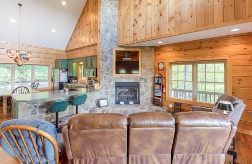 Jefferson Cabin | Lazy Dog Log Cabin, Hot Tub, Fishing Lake, New River Access, Foosball