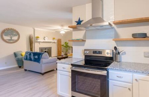 Garner House | Le Bleu Haven - Modernized Bungalow Charmer