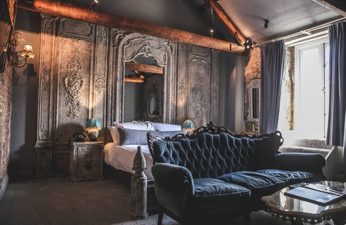 Otterburn Bed & Breakfast | Le Petit Chateau & William de Percy