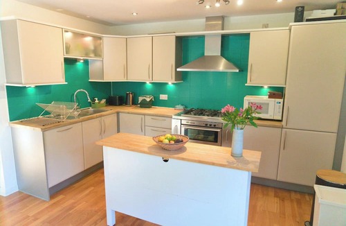 Newhaven Apartment | Leafy Leith 2BDR Retreat with a Private Balcony