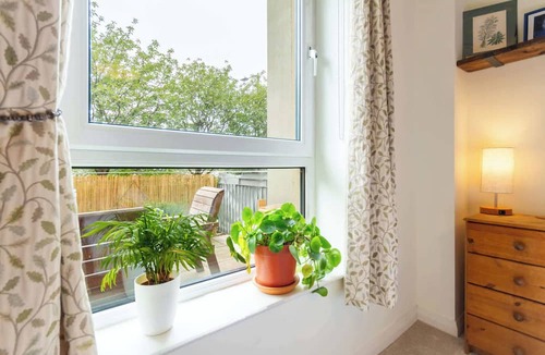 Newhaven Apartment | Leafy Leith 2BDR Retreat with a Private Balcony