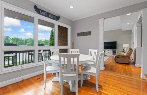 Southmont House | Leeloo's on the Lake - Sleeps 12