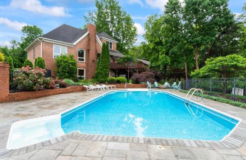 Southmont House | Leeloo's on the Lake - Sleeps 12