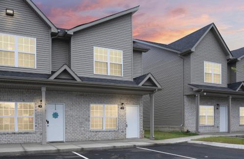Clarksville House | Legacy Executive Retreat Modern 2BR Townhome Near Ft Campbell