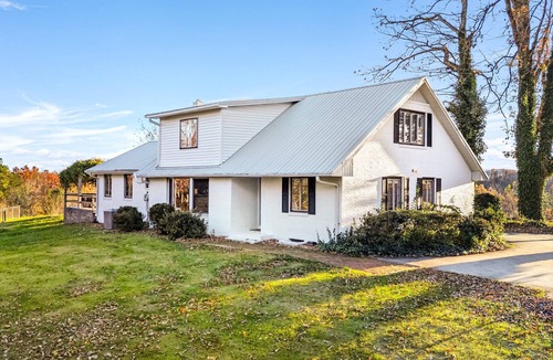 Lynn House | Levity House: Soulful Retreat with Stunning Mountain Views - 15 min from TIEC