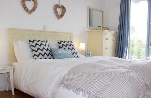 St. Ewe Cottage | Light Airy Modern Cottage: comfortable interior, village centre, great local pub