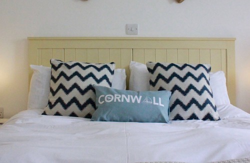 St. Ewe Cottage | Light Airy Modern Cottage: comfortable interior, village centre, great local pub