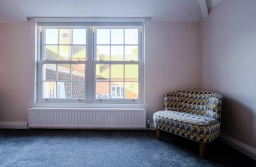 Bishops Waltham Apartment | Light and spacious loft apartment in town centre