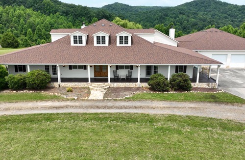 Ronda Apartment | Light-filled apartment in the Appalachian foothills and N Carolina wine country.