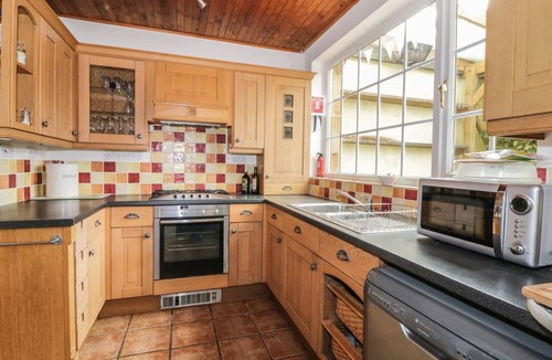 Gorleston-on-Sea Cottage | Lighthouse View: Family Retreat