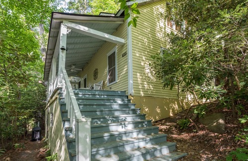 Montreat House | Lightning Bug Cottage | Rustic & Pet-friendly Home in the Heart of Montreat!