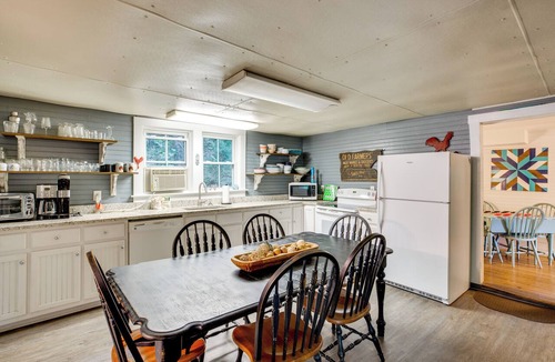 West Jefferson Cottage | 'Lil Red Hen' Cottage in the Boone Area w/Hot Tub