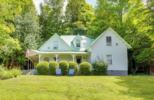 West Jefferson Cottage | 'Lil Red Hen' Cottage in the Boone Area w/Hot Tub