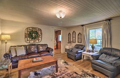 West Jefferson House | Lil Red Hen Cottage in the Boone Area with Hot Tub