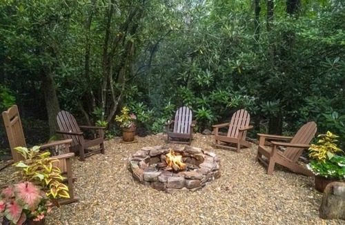 Sylva Cabin | Lindisfarne - Gorgeous Mountain Cabin located Close to Mountain Attractions!
