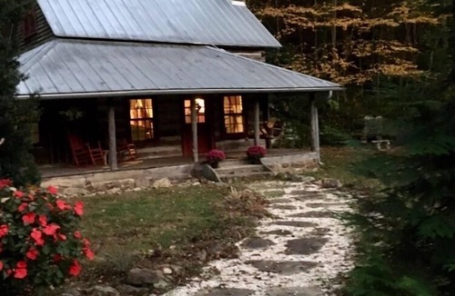 Fairview Cabin | Lissie Wright’s Cabin, Est 1895. Scenic Creek, 7.5 Acres, 15 min to Downtwn AVL