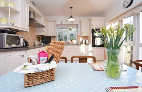 Chichester Apartment | Little Crossways , Goodwood - an annexe that sleeps 2 guests in 1 bedroom