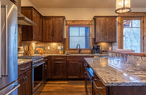 Elk Park Cabin | Little Cubs Cabin- 3bd 2 and a half bath Overlook at Eagles Nest, hot tub, fire pit, amenities
