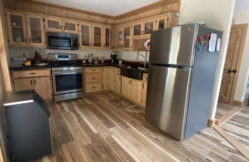 Manson House | Little Piece of Paradise, Kerr Lake, Private Dock and Pickleball court!