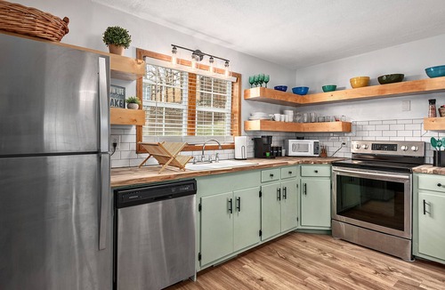 Lake Junaluska Cottage | Livy’s Lakeside Cottage, a 3 min walk to the lake!