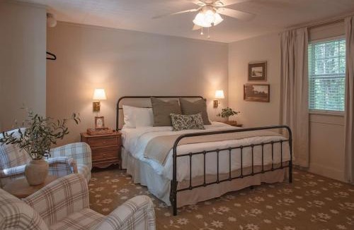 Lookout Mountain Bed & Breakfast | LMI -14- Glenn Falls Room: Summers Dream