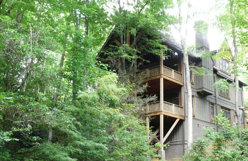 Lake Toxaway House | Located to Mountain Amenities, but Tucked Away for Relaxation.