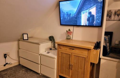 West Molesey Apartment | Loft Flat, nr Hampton Court Palace, Free Street Parking