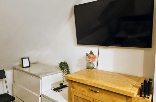 West Molesey Apartment | Loft Flat, nr Hampton Court Palace, Free Street Parking