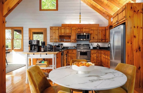 Burnsville Cabin | Log Cabin · 2BR · Black Mtn Views · Sleeps 5
