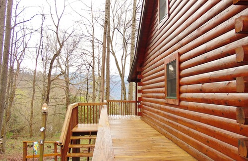 Maggie Valley Cabin | Log Cabin, MountainView, EZ Access, Playground, Fireplace, Firepit, WIFI, AC