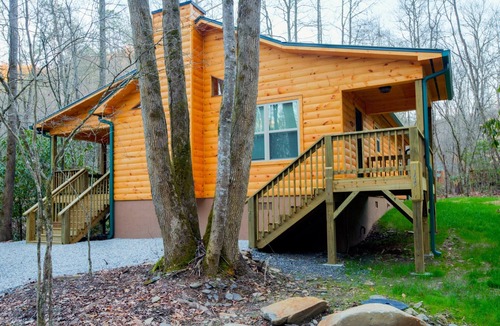 Andrews Cabin | Log cabin nestled in the mountains and situated on Collett Creek
